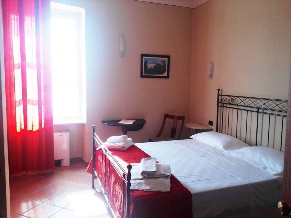 Il Castello Di Bubbio Hotel Bagian luar foto